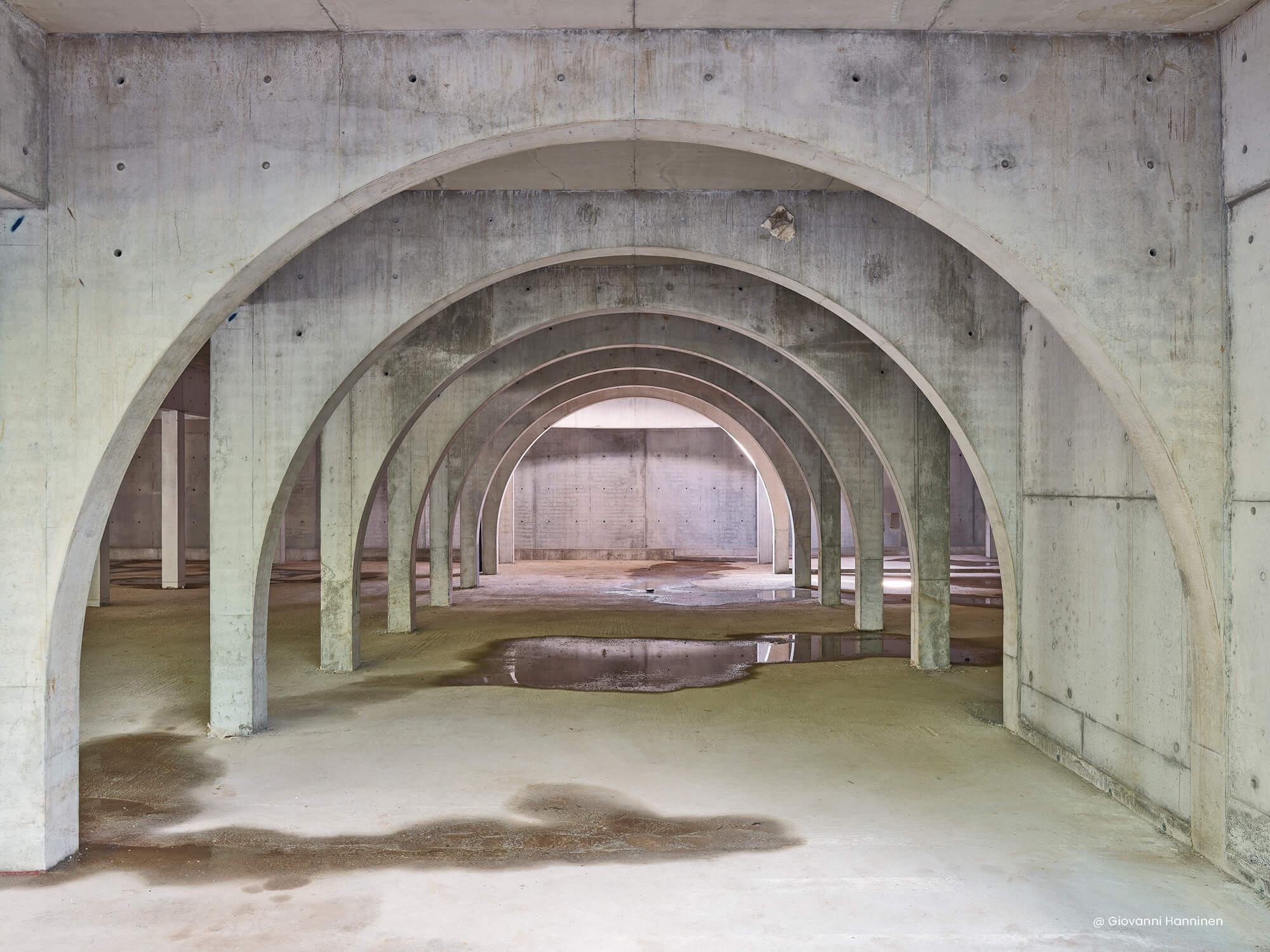 Cantina Ceresè - cantiere, prospettiva della struttura ad arco dell'edificio. Foto di Giovanni Hannien